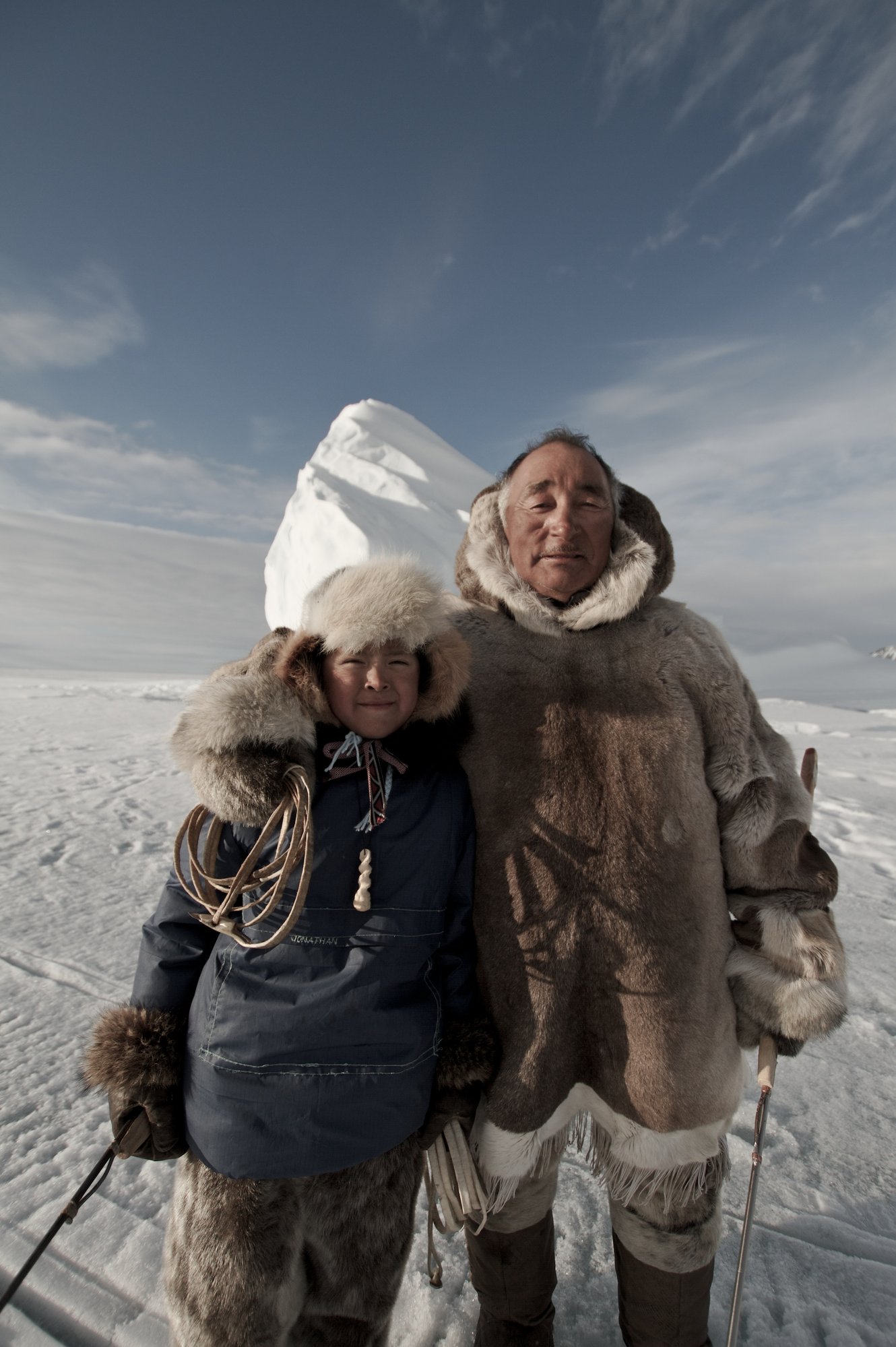 Arctic Kingdm Guides_ Père et fils inuits en tenue traditionnelle